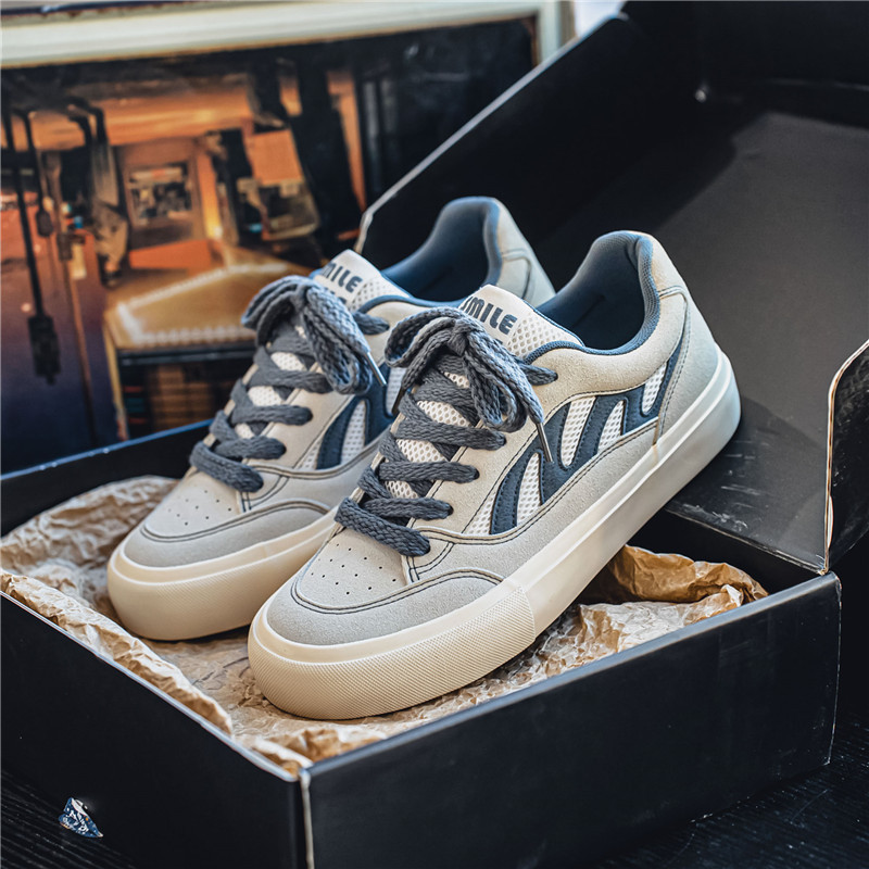 2025 nuevos zapatos blancos de estilo retro, zapatos de todo fósforo, zapatos casuales de tiro callejero de estilo ins para hombres, zapatos de estudiante de moda, zapatos de hombre