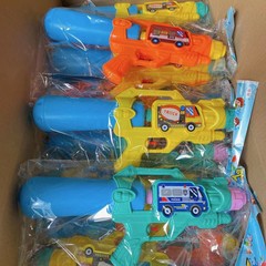 子供のおもちゃの水鉄砲は水のおもちゃを遊びます。