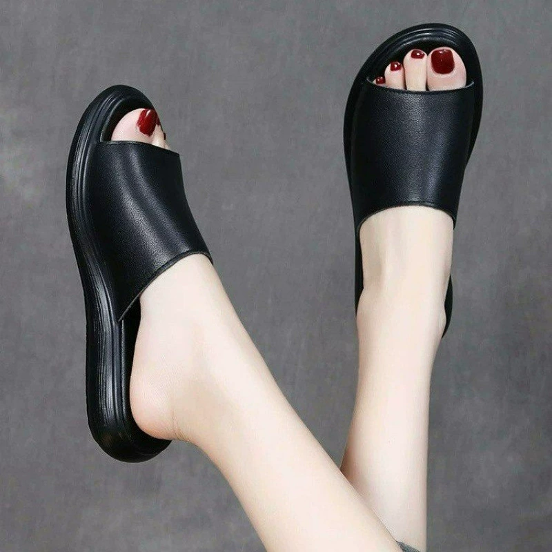 Кожаные тапочки для женщин, модные и универсальные туфли для мам на плоской подошве, летние нескользящие тапочки на мягкой подошве, женские сандалии на толстой подошве.