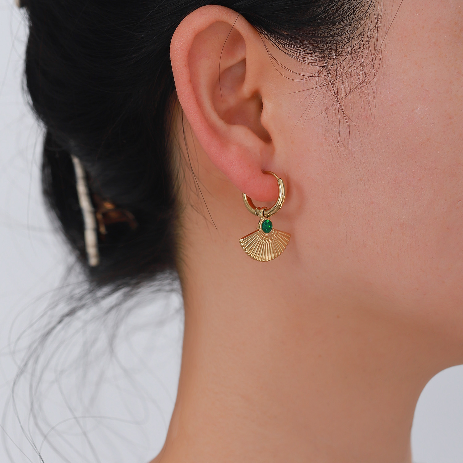 French New Retro Round Green Zircon Fan-shaped Eardrops Earrings 14k Gold Stainless Steel Ear Ring Women 's Earrings display picture 3