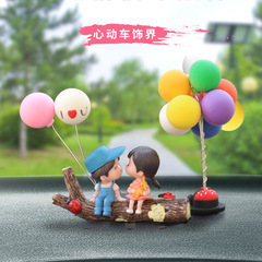 網紅汽車擺件批發車載車內飾品可愛親嘴情侶娃娃電動車裝飾擺件女