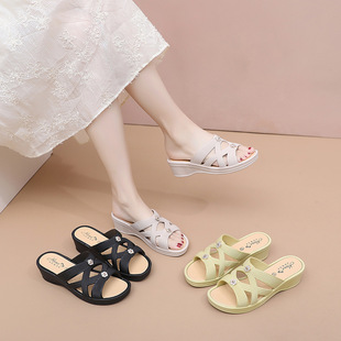 ���l�ļ�����һ����Ь�Ҿ��⴩��כ���ЬPVC��ܛ���m��ЬŮЬ