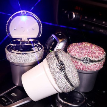 Coche de diamantes con luz LED luminosa multifuncional cenicero de coche interior del coche suministros del coche mujer
