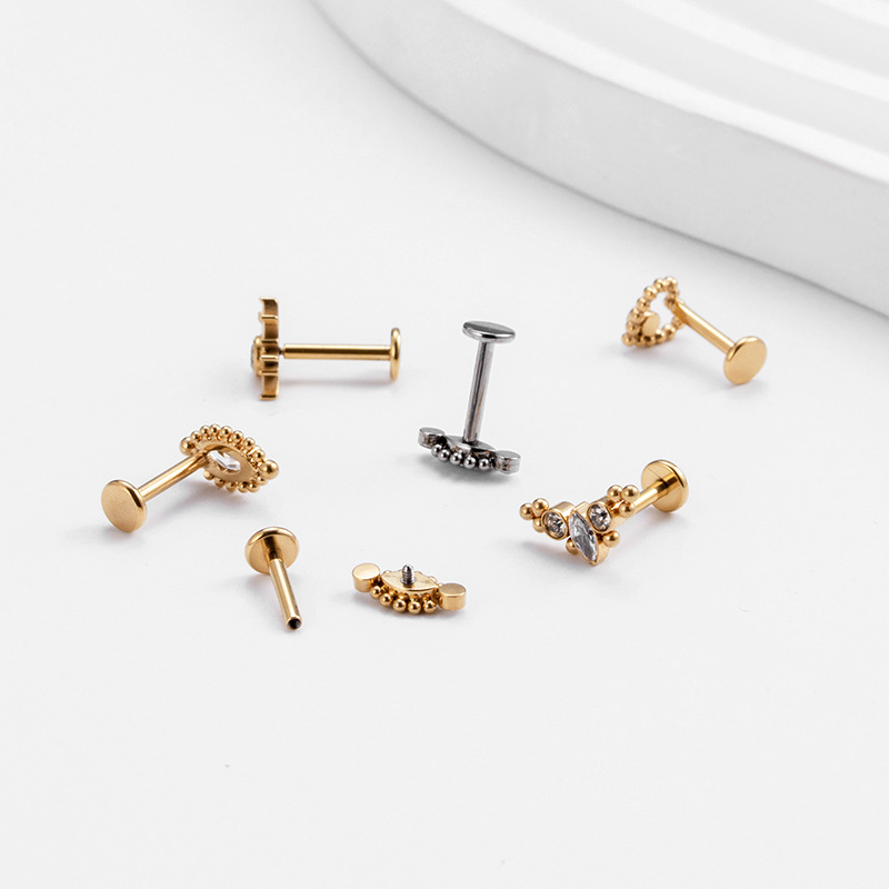 1 Piece Simple Style Heart Shape Crown Eye Inlaid Zircon Titanium Ear Studs display picture 3