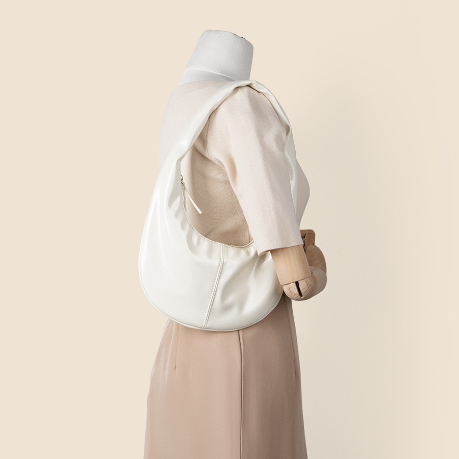 Personalized and fashionable cream colored patent shiny bread PU leather versatile Korean version hand-held armpit_voghion.com