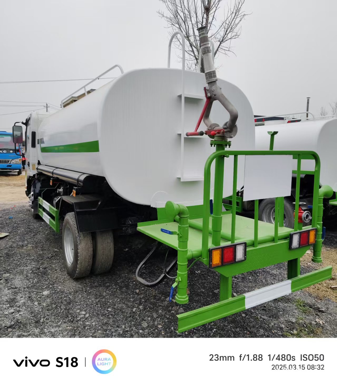 Dongfeng 13-Cubic Meter Sprinkler Truck, Large Sprinkler Truck, Fog Cannon Sprinkler Truck, Can Wash Trees, Irrigate Orchards, Sprinkler Truck