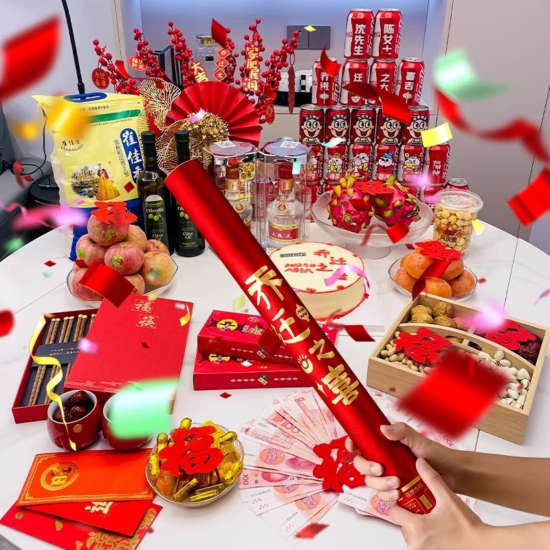 手回しの礼砲が開店した礼花が着工した大吉は結婚祝いの花砲を持って誕生日パーティーの祝典のスプレー缶を持っている|undefined