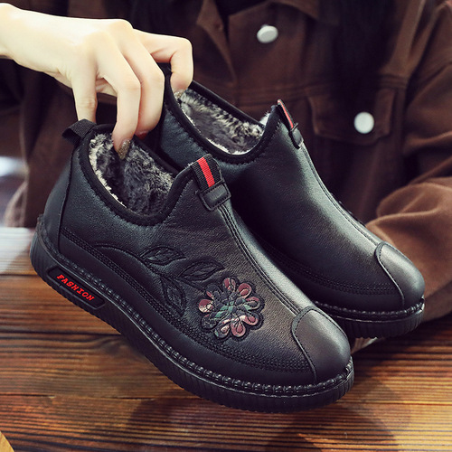 2024 winter new style warm cotton shoes for middle-aged and elderly mothers, plus velvet and thickened snow boots, non-slip soft sole shoes for the elderly