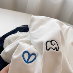 暖かいベルベットの小さな刺繍丸首の白い長袖tシャツの女性! 秋冬は厚くてゆったりしています。