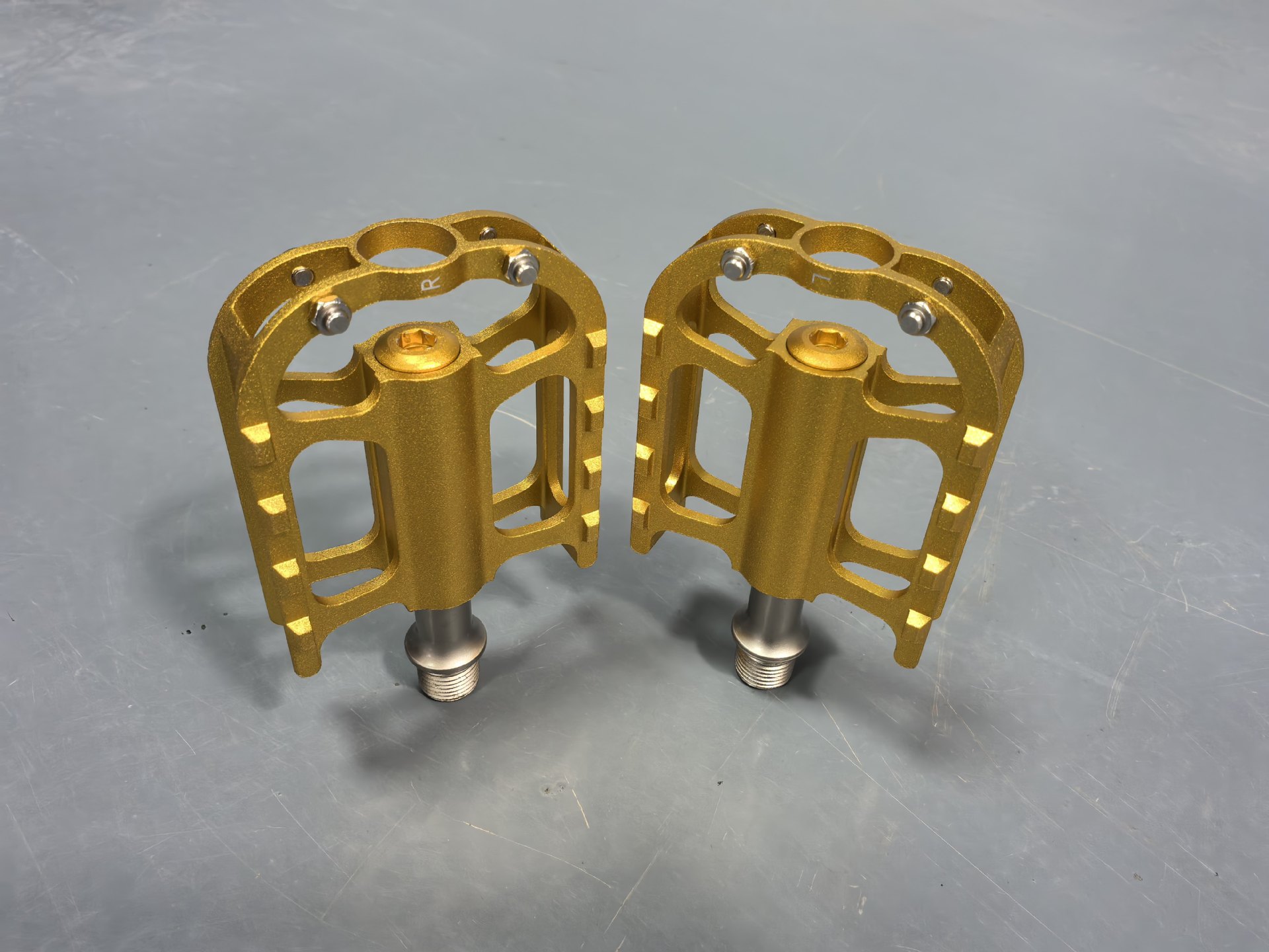 Supply of Lightweight Bearing Aluminum Alloy Pedals for Road Bikes, Folding Bikes, and Double Bearing Pedals