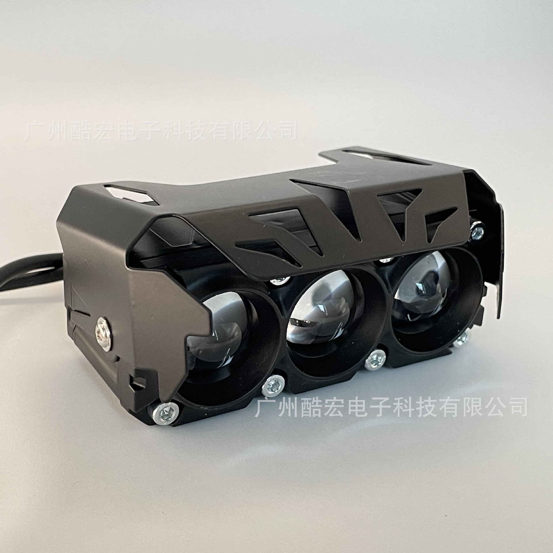 Motocicleta LED faro con ventilador de tres ojos lejos y cerca de la luz impermeable de dos colores luz modificada fuera de carretera faro auxiliar