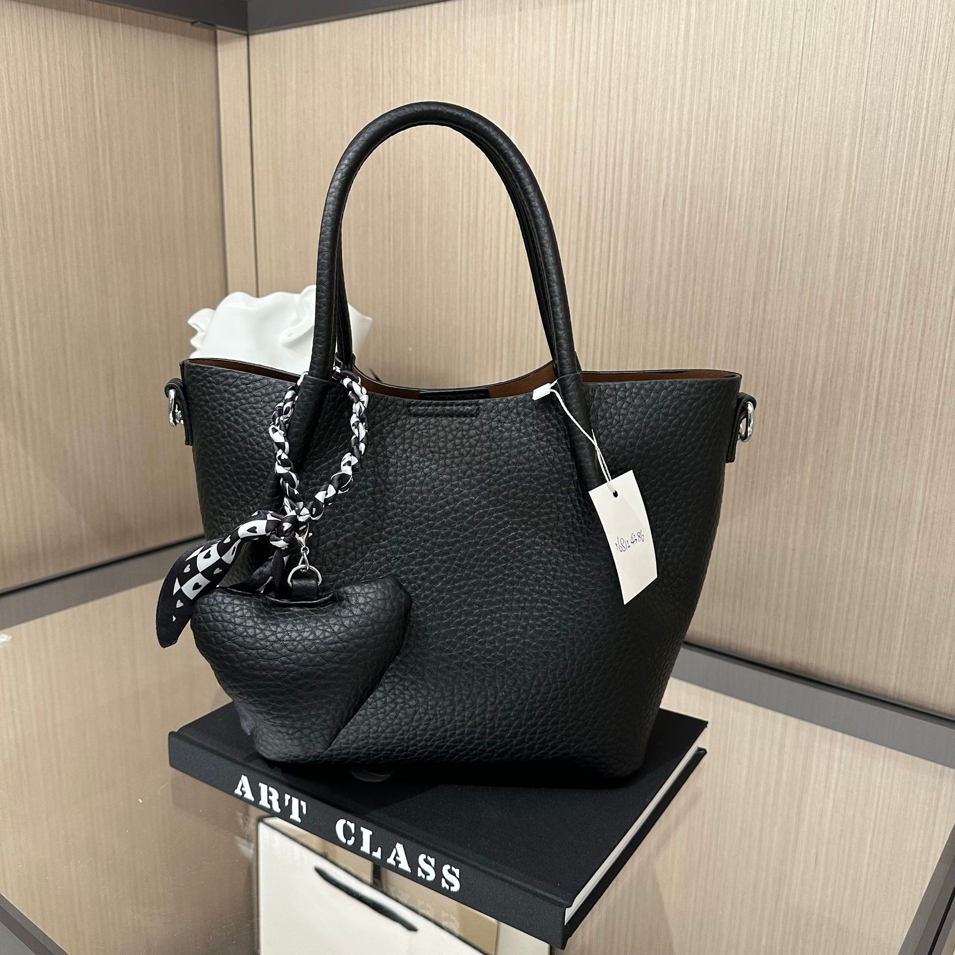 Frau Groß Pu-Leder Einfarbig Elegant Klassischer Stil Reißverschluss Handtasche display picture 3