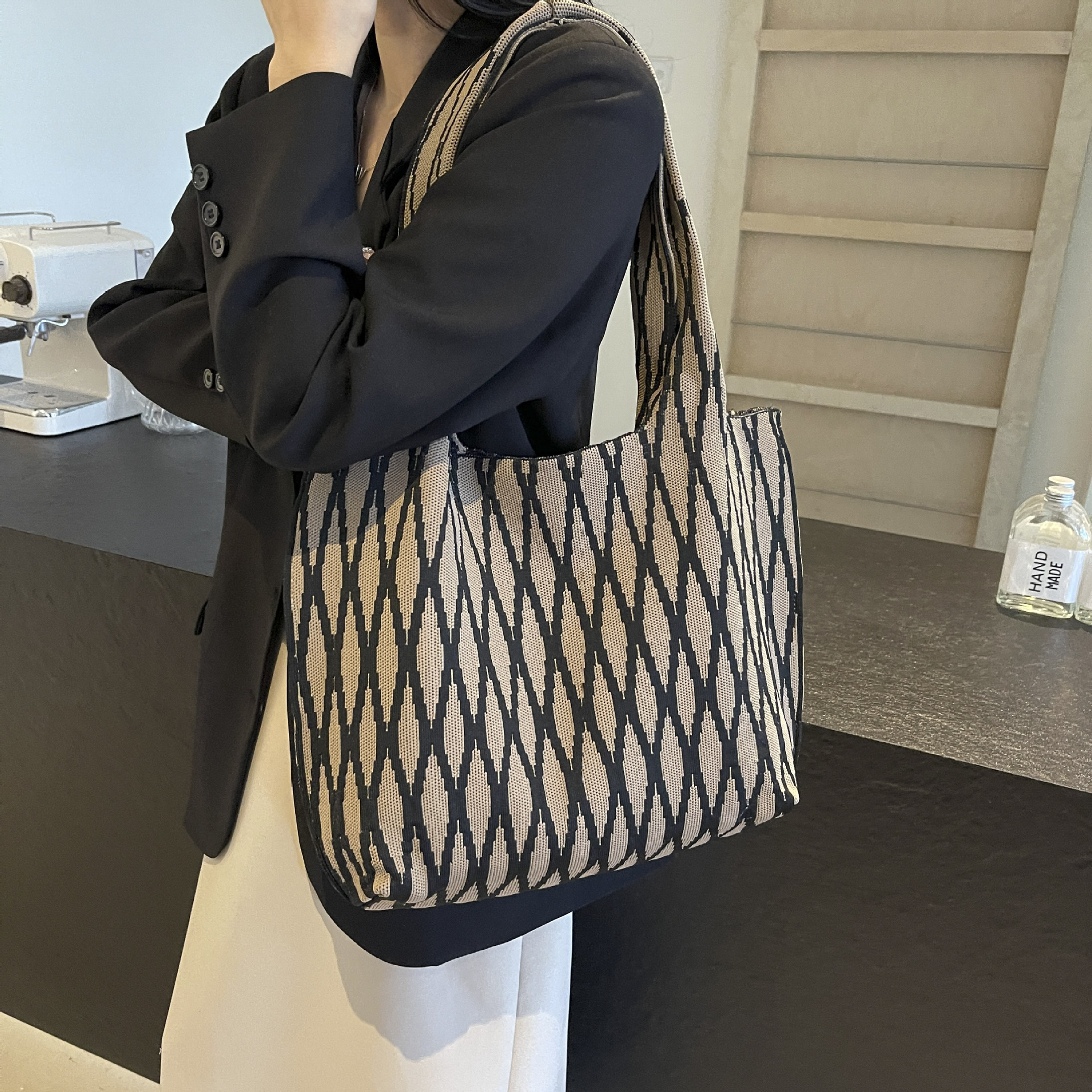 24 Single-shoulder bag for women, a niche design wavy knitted shoulder bag for shopping on the street, a large-capacity woven bucket bag for commuting Specification drawing