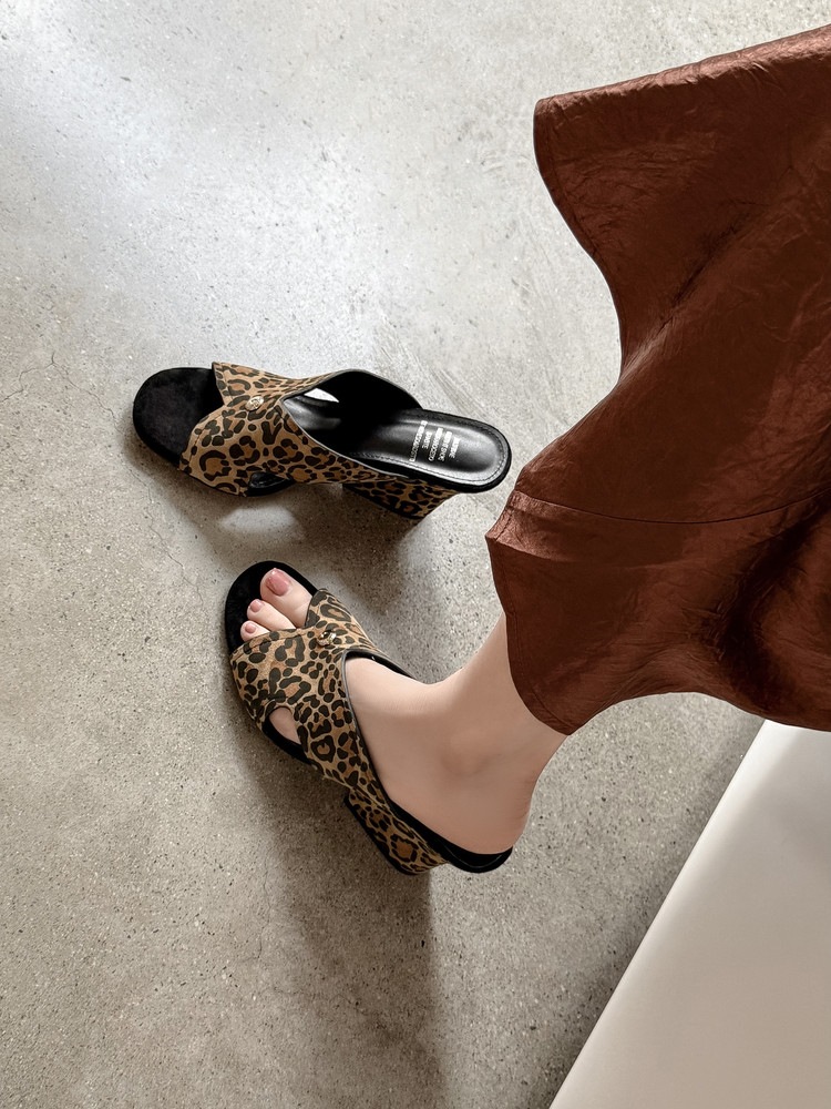 Sandal nữ da cừu hở mũi quai chéo gót xuồng 5 cm — màu nâu, Trang chủ, màu đen chi tiết 18