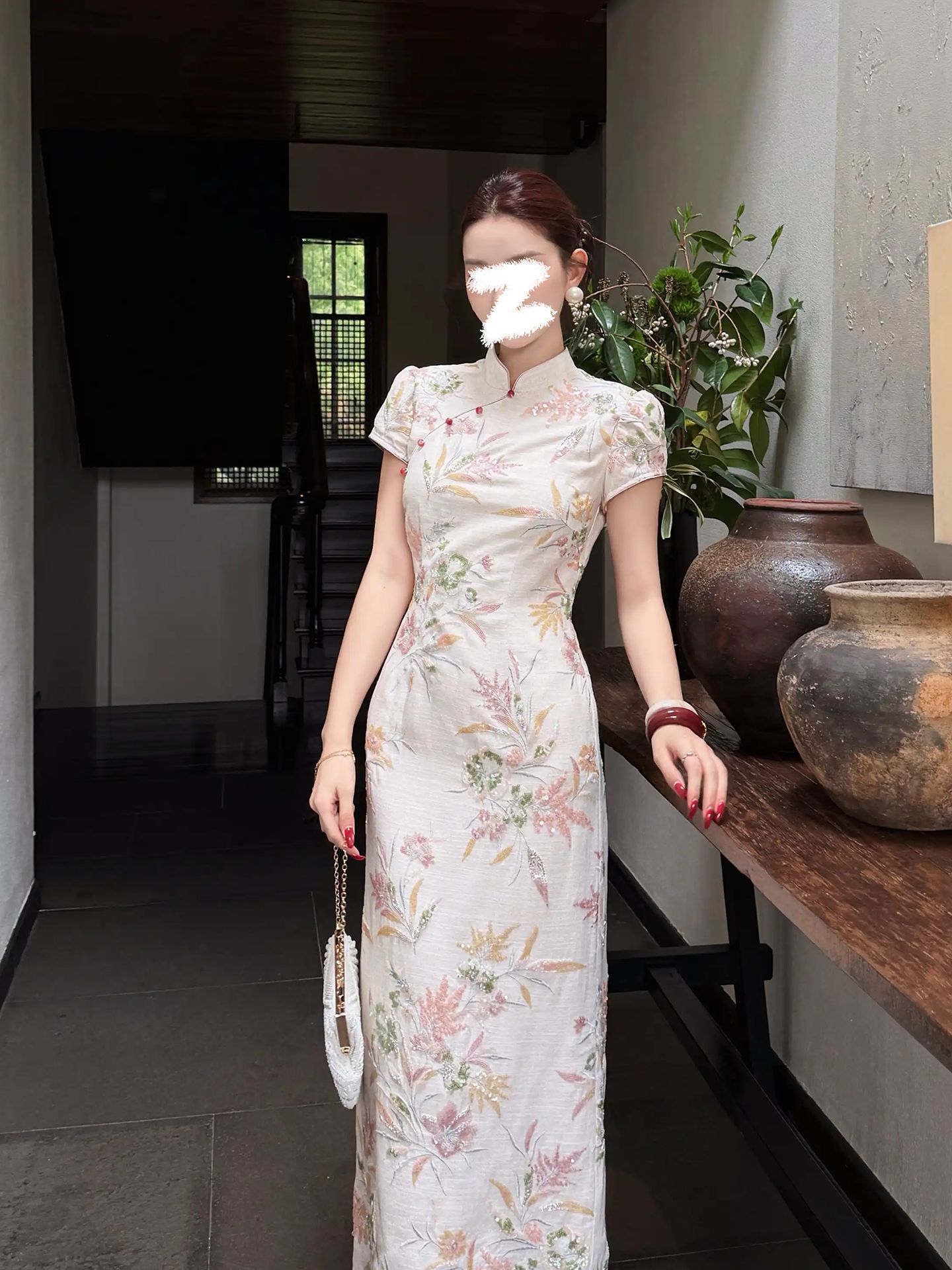 Đầm maxi nữ thắt eo kiểu sườn xá cải tiến thêu hoa tay dài — màu trắng ngà chi tiết 3