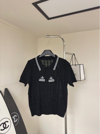 Western-style thin knit short-sleeve T-shirt for women, featuring a preppy style, a flowing collar, and a chic, youthful look