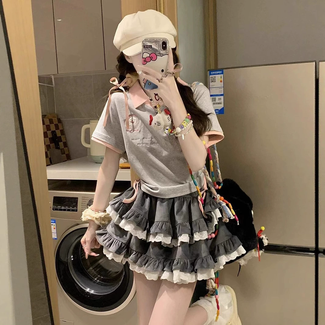 Оптовая продажа 130kg внутренней одежды для женщин больших размеров, футболка с короткими рукавами и воротником-поло сладкого и пряного цвета с вышитым логотипом на груди, универсальный облегающий топ.