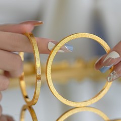 周家の同じタイプの箸の腕輪の女性の四方の釘の砂の糸の手の輪の砂の金の装飾品の軽くて豪華な高級感の手は卸売りを飾ります。