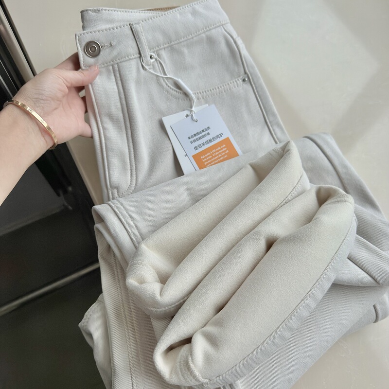 High-Quality German Velvet Warm Ivory White Loose Fleece-Lined Straight Wide-Leg Jeans for Women in Autumn and Winter