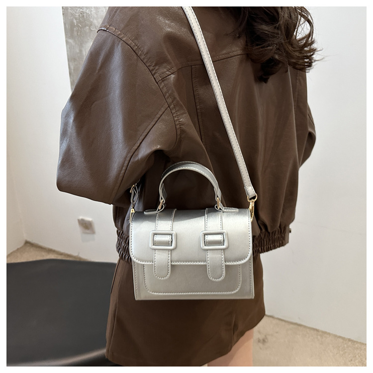 A new 2024 trendy and retro single-shoulder crossbody small square bag for girls, a niche British-style handbag undefined