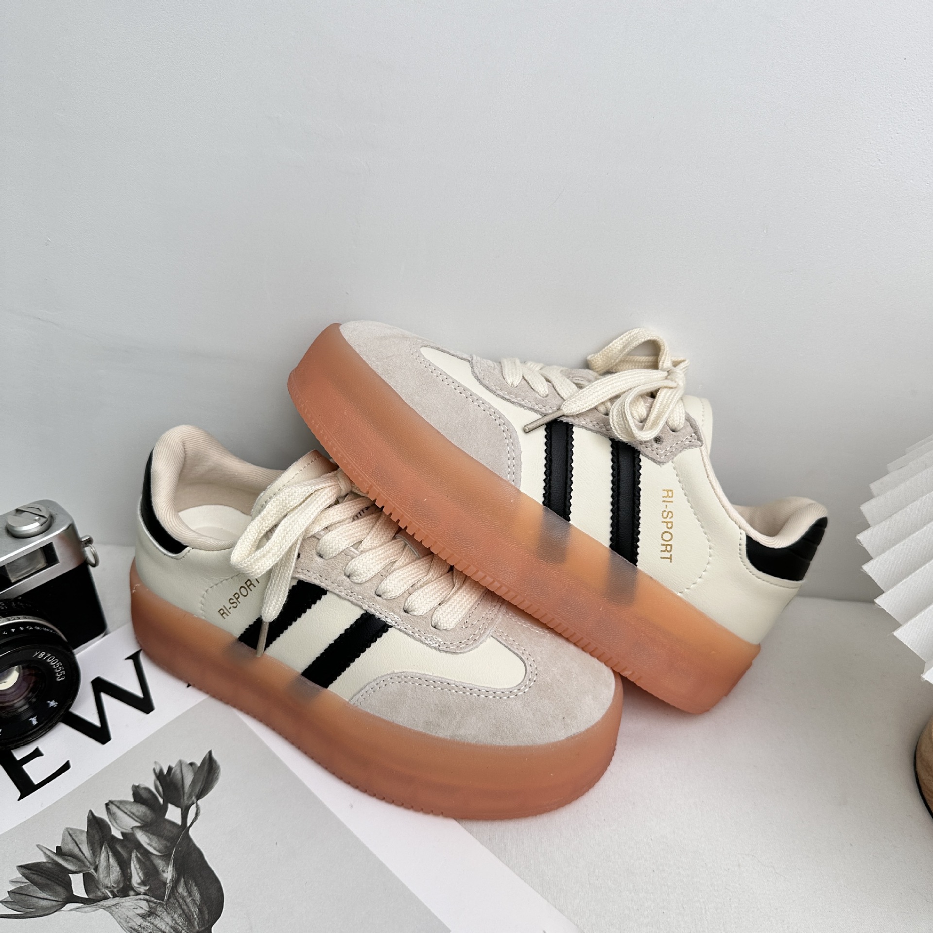 Plantillas de látex XY-A395/zapatos de tabla de altura de suela gruesa zapatos de mujer 2025 primavera nuevos zapatos de entrenamiento alemanes zapatos casuales punta redonda
