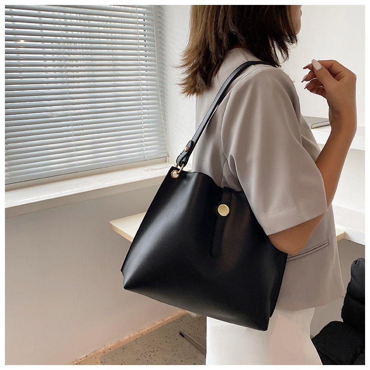 Lumière De Luxe Souple En Cuir Seau Sac Grande Capacité Totes 2021 Nouveau À La Mode Simple Épaule Messenger Sac Pour Femmes D'été display picture 7