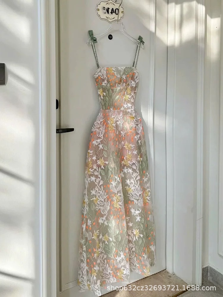 初夏には海辺のリゾートのストラップワンピースを着ています。