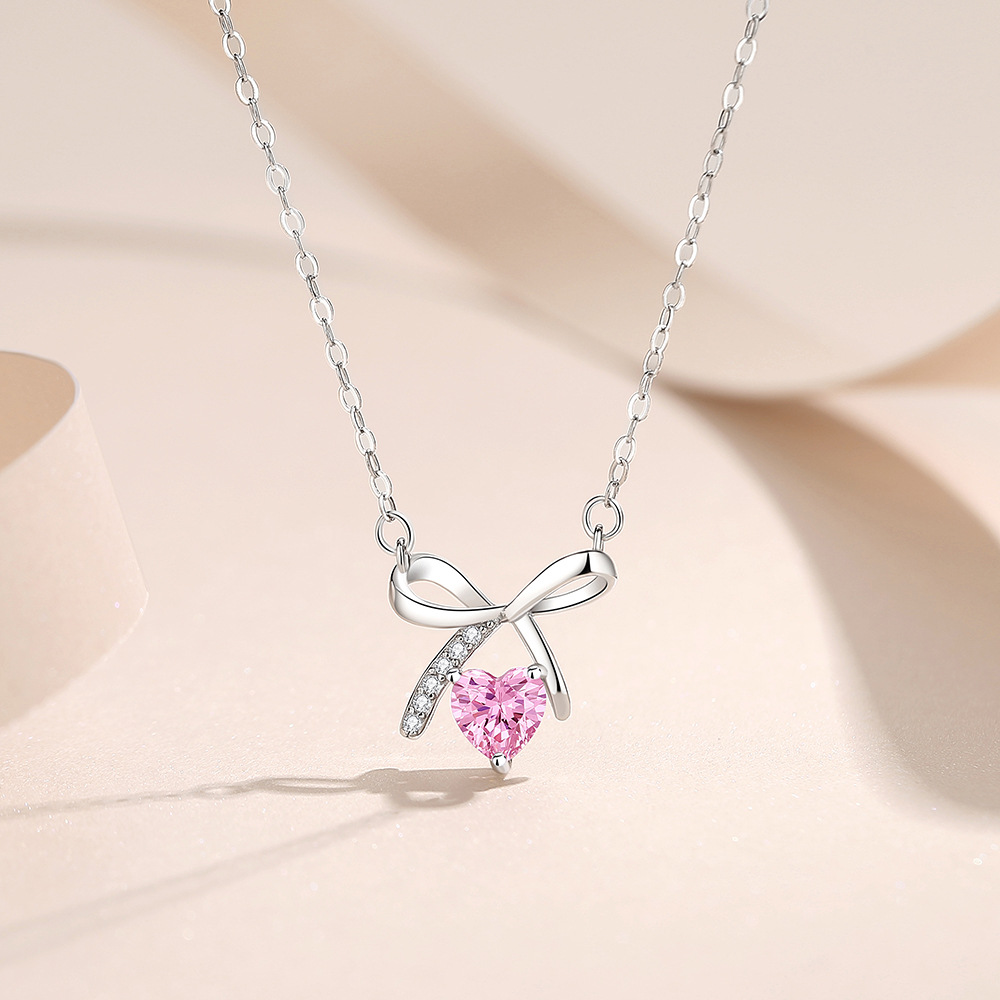 Verfijnde vlinderhanger met zirkonia voor dames. Sierlijke vergulde choker met een sprookjesachtige uitstraling. Hypoallergeen, lichtgewicht en vol._voghion.com