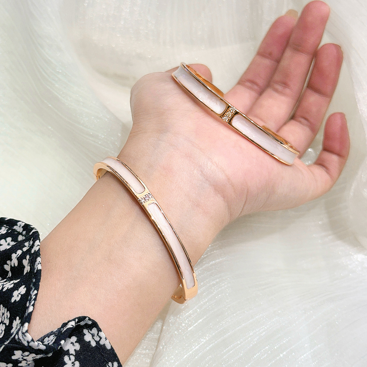 Ventas transfronterizas en caliente Seiko micro embellido pulsera de conchas blancas ligera de lujo nicho de alta humedad temperamento simple pulsera de hebilla universal