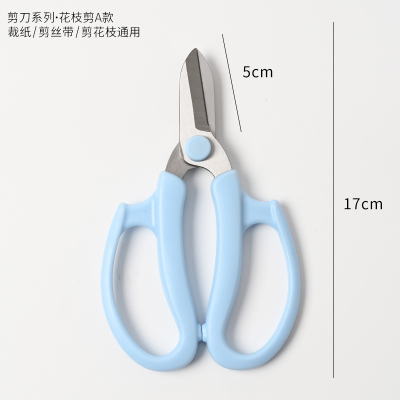 花屋の材料の花の花束を包装して手作りのdiyバラの花を刺します。