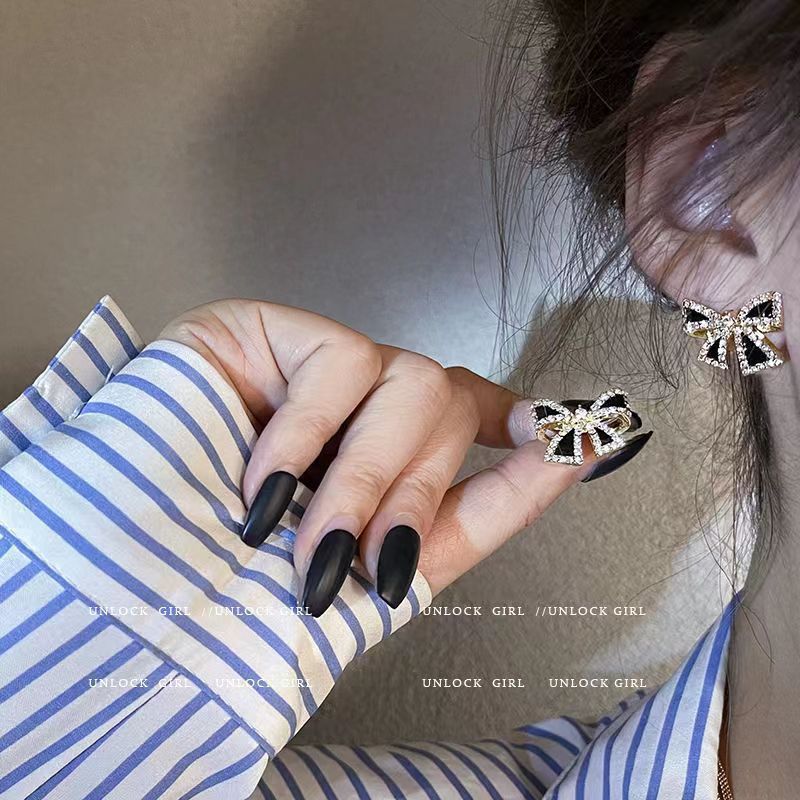 검은 나비 귀걸이