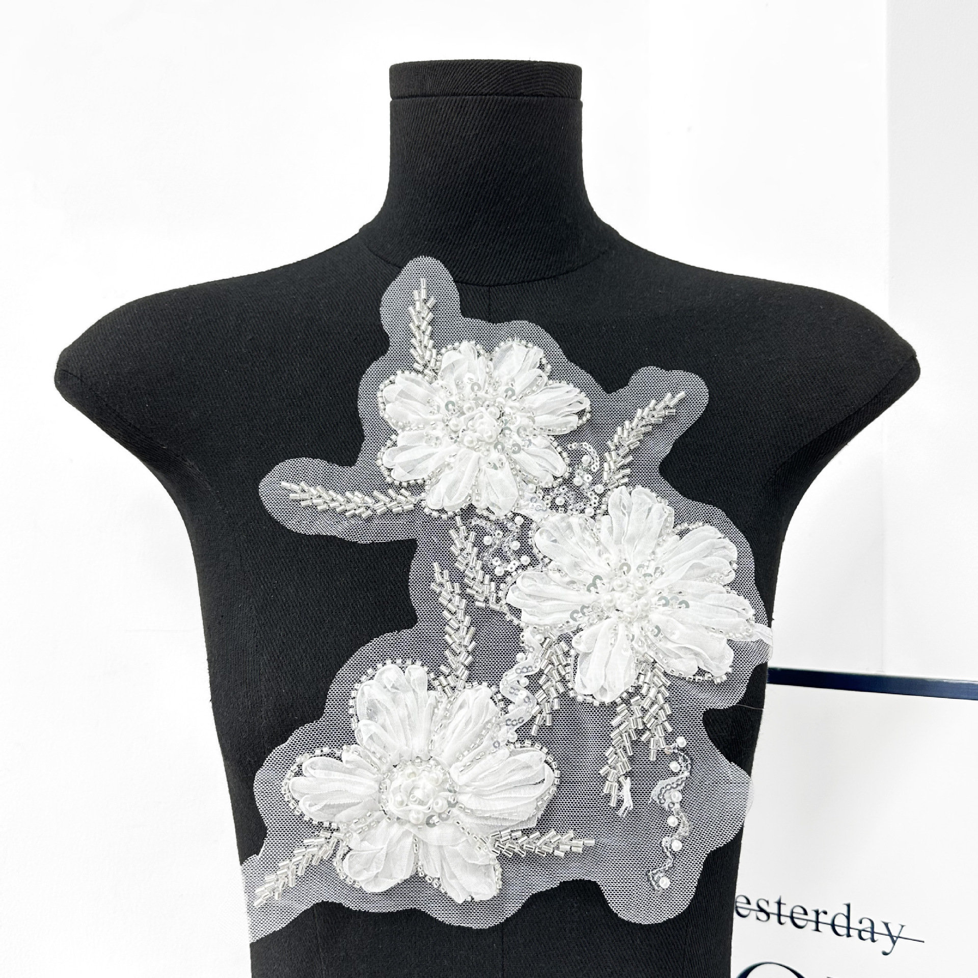 Tubo de perlas estereoscópicas blancas bordadas flores de tela de perlas de plata sequinilla malla accesorios vestido de boda DIY decoración decal