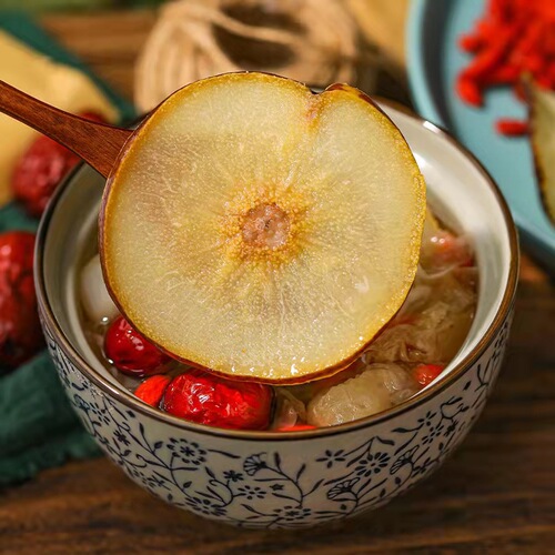 Xiaodiao pear soup, old wolfberry, longan, tremella, fresh reed root, lily, jujube and black plum, old Beijing small pear soup