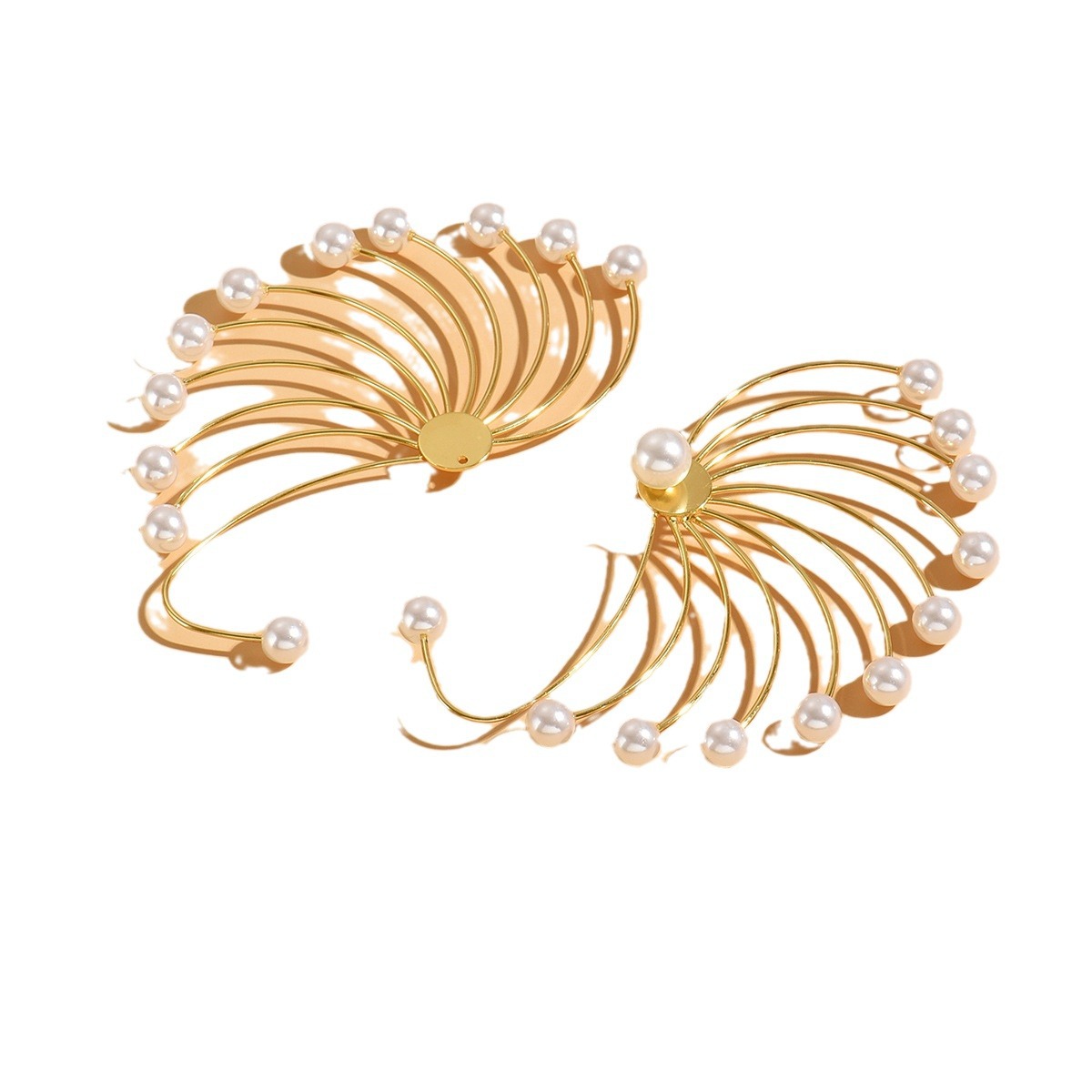 Orecchini a perno geometrici a ventaglio con perla per donna_voghion.com