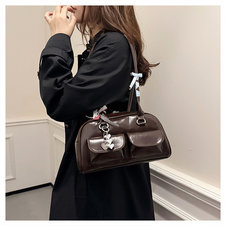 Yunzhen's same style Maillard commuter bag for women, Spring/Summer 2025, retro and versatile single-shoulder bag with large capacity details Picture