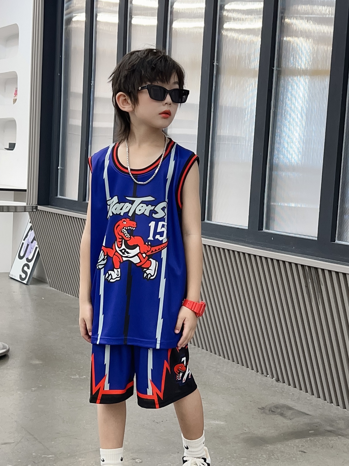 子供服猛龍隊15号カーターバスケットボール服セット子供試合に出場しました。