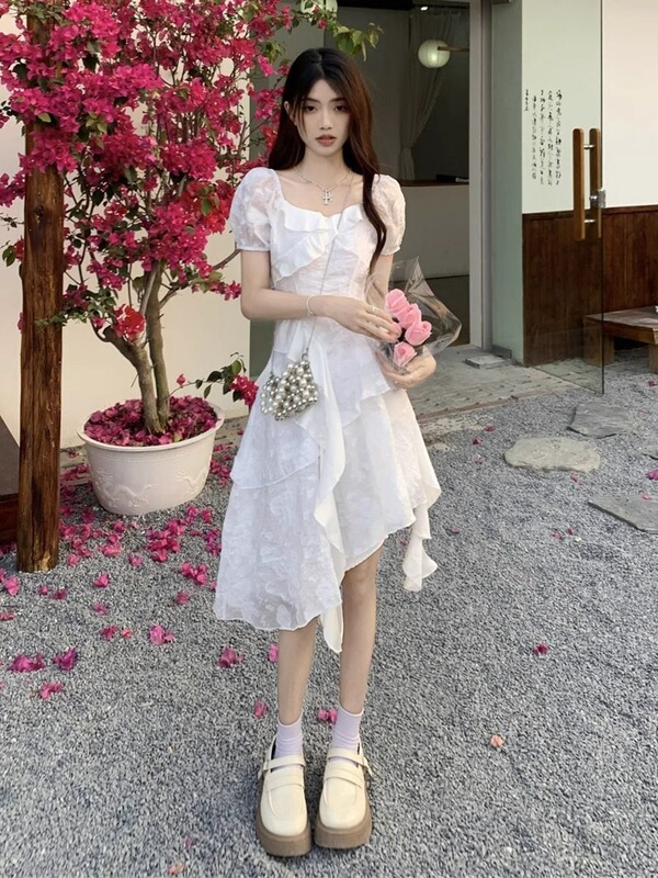 Dress Suitable for Taking Photos at the Beach, Women's Summer French-Style Tea Break Dress with Square Neck, Puff Sleeves, Waist-Cinching, and Irregular Short Skirt