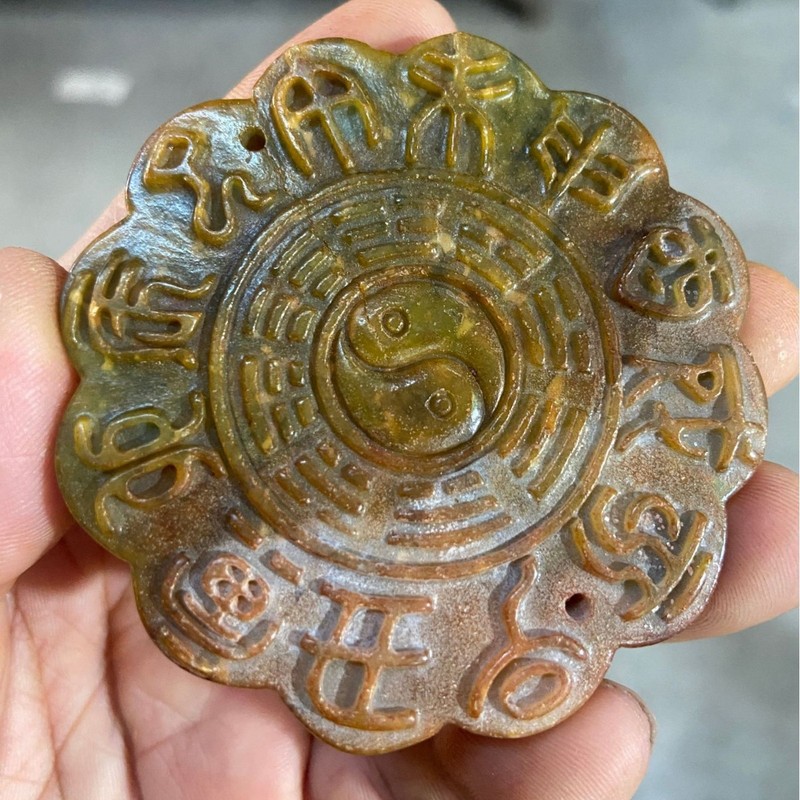 古い工芸品の山を卸売りします。|undefined