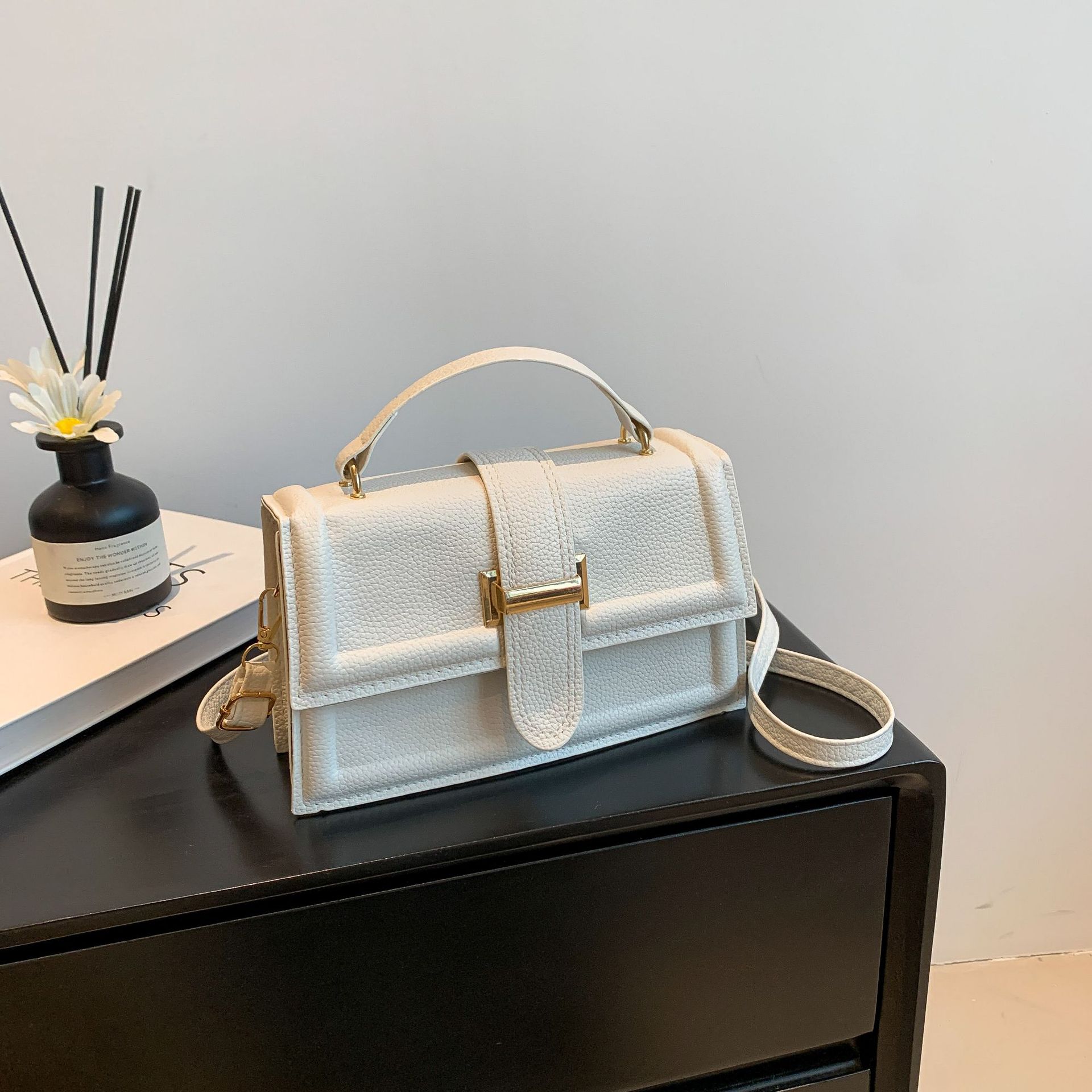 Borsa da donna piccola borsa quadrata 2024 nuova borsa di fascia alta borsa a tracolla borsa decorativa borsa a tracolla con cintura Hong Kong_voghion.com