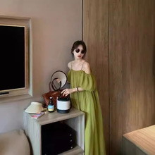 法式吊带一字肩绿色连衣裙女2024年夏季新款宽松露肩感长裙潮