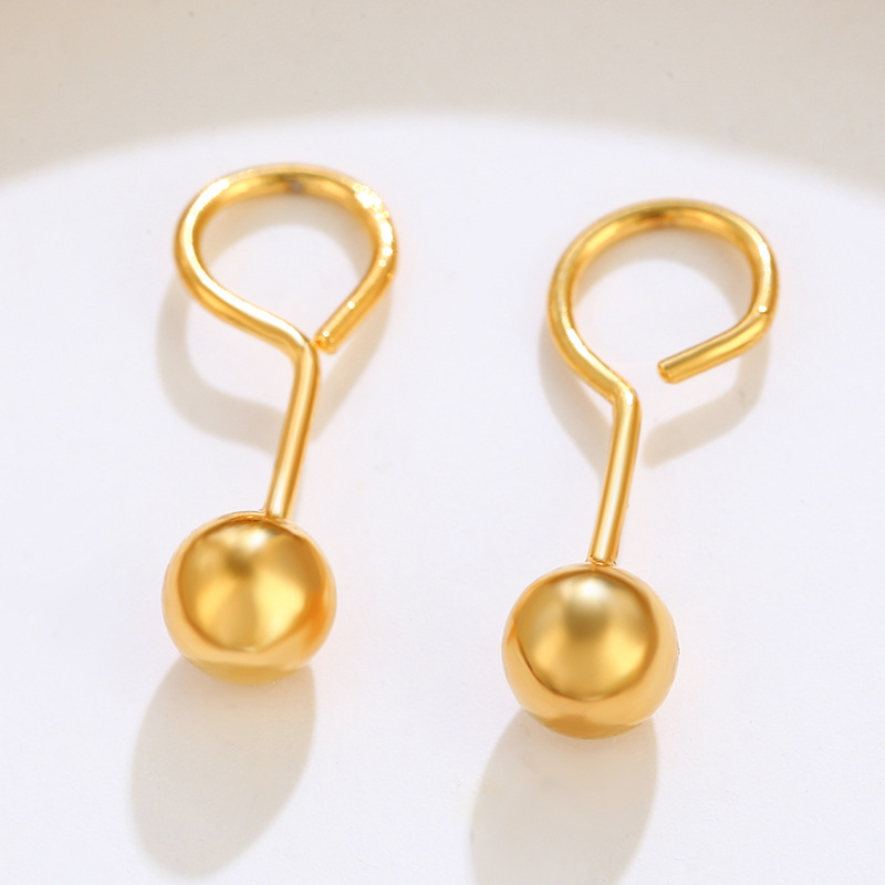 Pozlačeni uhani z gladkimi okroglimi perlicami in preprostimi mini ukrivljenimi kaveljčki z resicami_voghion.com