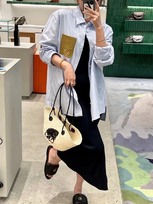 羅家の早春のカップルの青いストライプのシャツは革のポケットのゆったりしているファッションのブランドの男女の同じタイプのカーディガンのコートをつなぎ合わせます。|undefined
