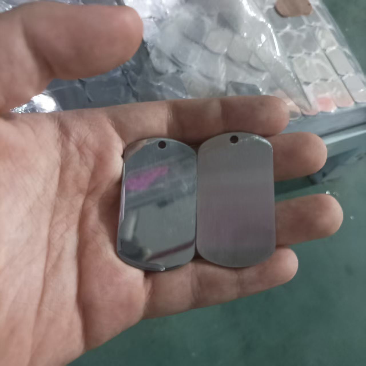 Sınır ötesi Avrupa ve Amerikan üst düzey paslanmaz çelik askeri marka kolye kazınmış titanyum çelik kolye takı inci kolye aksesuarları toptan