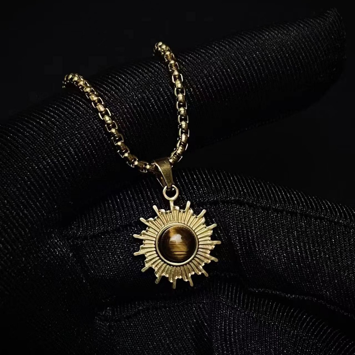 Beschermende talisman sieraden, Europese en Amerikaanse gouden zonnebloem ketting, hoogwaardige, lichte luxe niche heren halsketting, veelzijdig en trendy sleutelbeensieraad_voghion.com