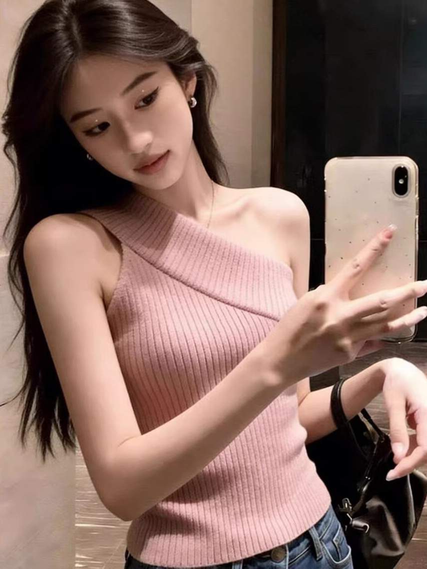 Áo ba lỗ nữ vai trễ phối dây đan chéo, phom ôm sát, kiểu dáng không tay mặc trong hoặc ngoài — màu hồng