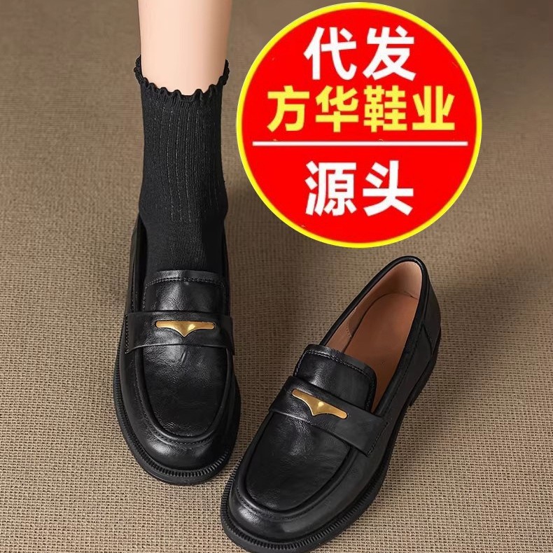 2026 nuevo estilo primavera y otoño inglés zapatos de cuero negro tacones gruesos y suaves.
