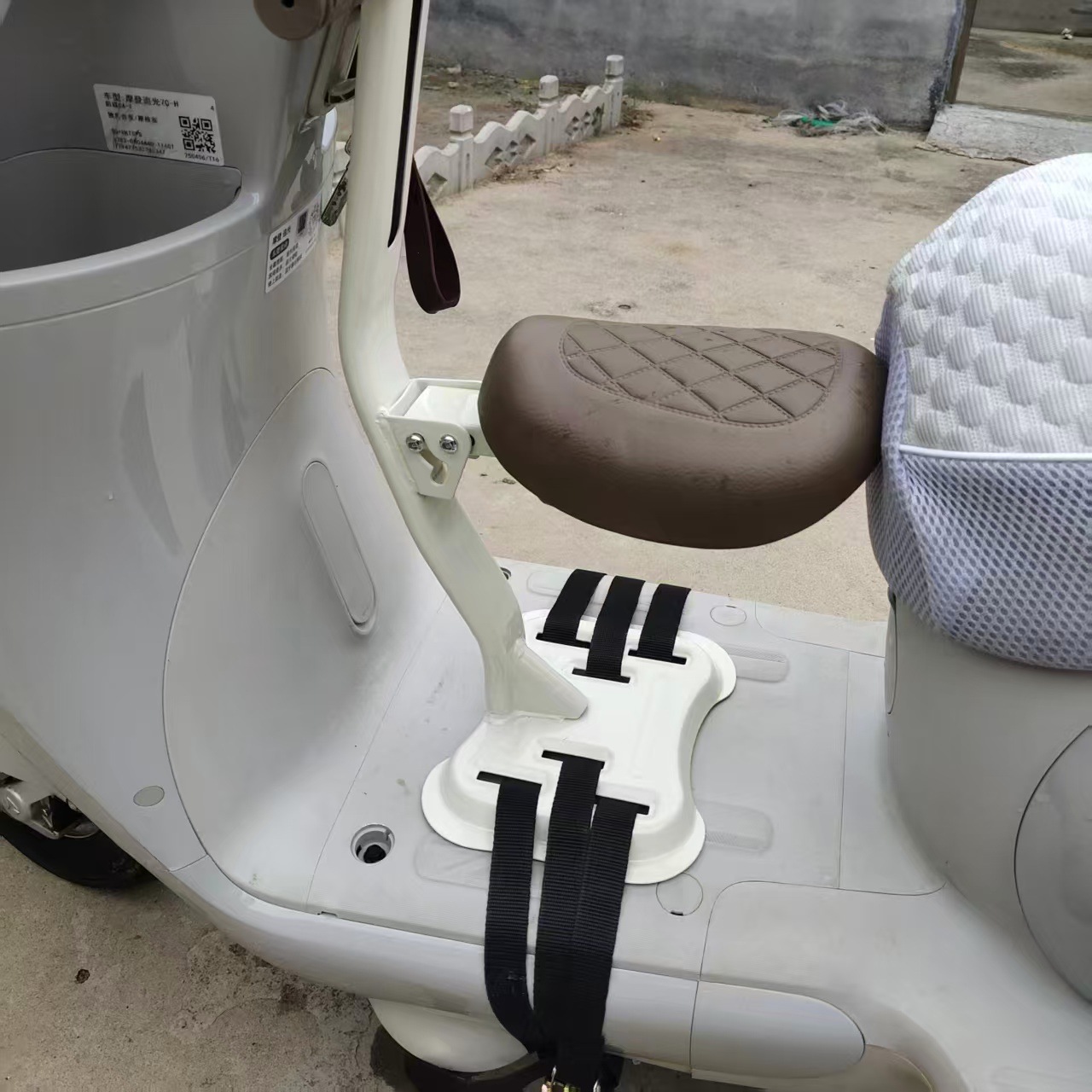 Manufacturer wholesale electric vehicle front-mounted child seat, foldable child baby electric motorcycle armrest stool safety seat