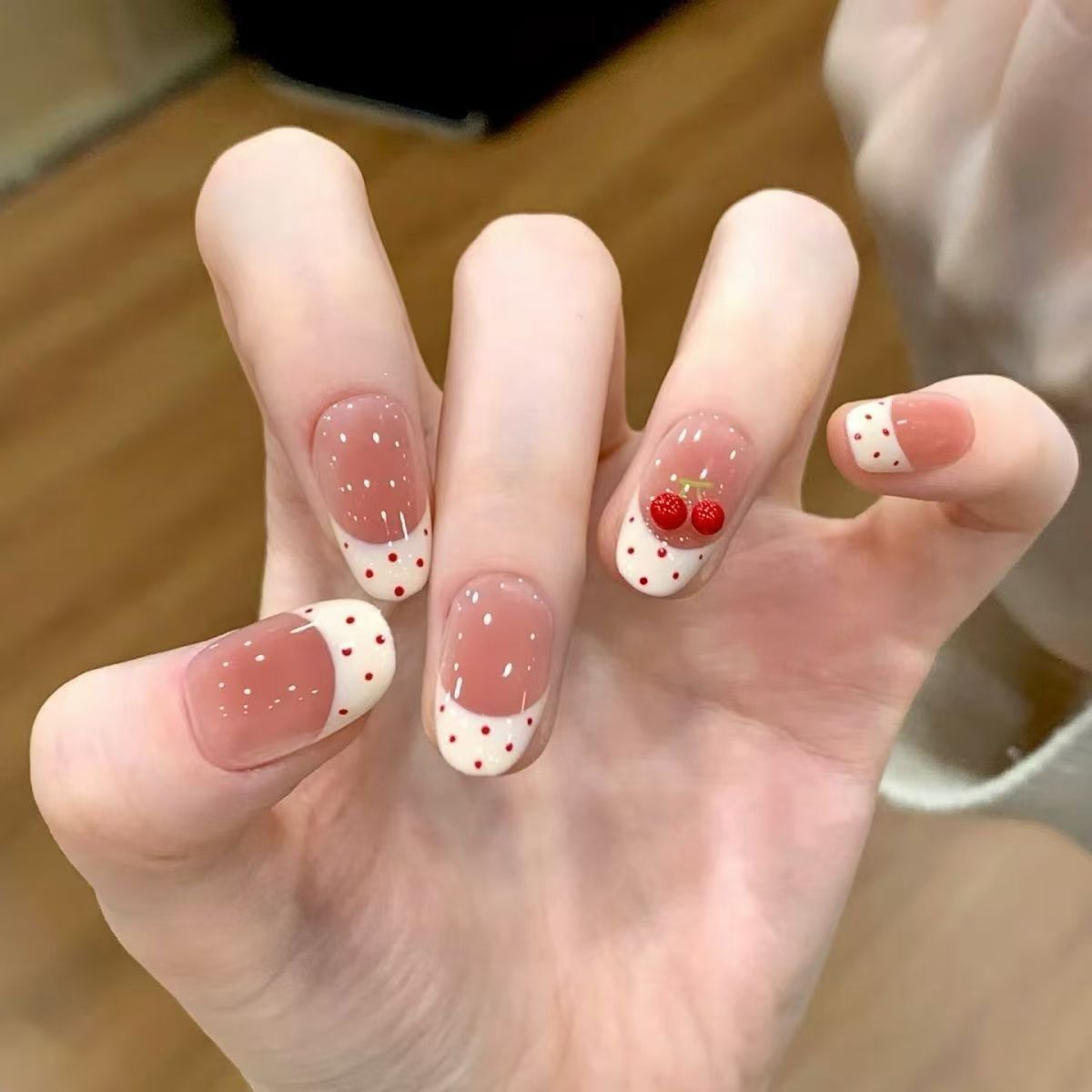 Uñas postizas francesas con diseño floral dorado, estilo ojo de gato, cortas y desmontables, producto de alta gama para arte de uñas 2026.