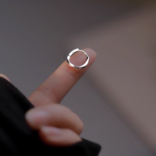 S925 sterling silver earrings and earrings for men and women, simple design, light luxury earrings, hoop earrings, new style for the year