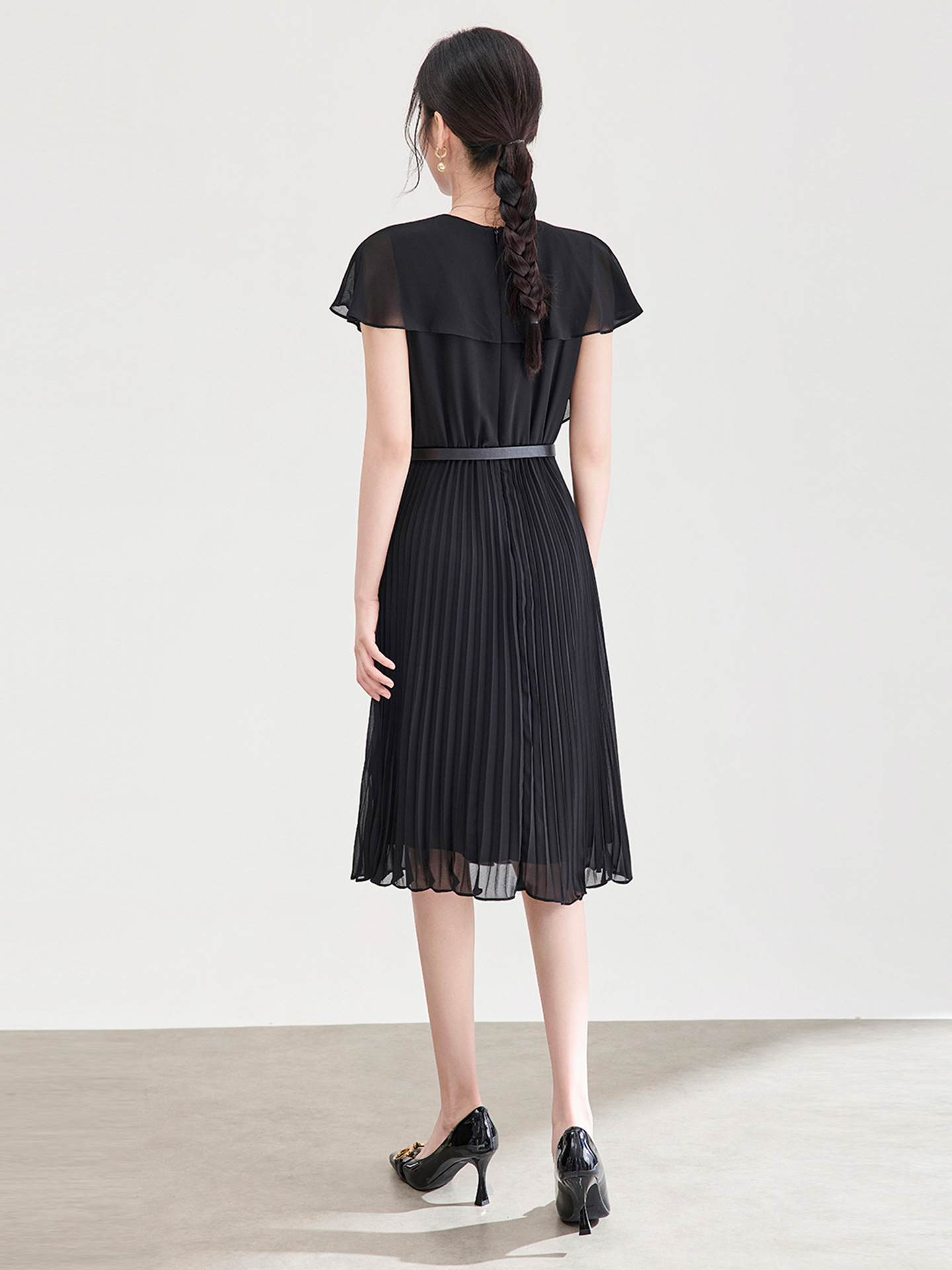 Đầm maxi nữ thắt eo chất liệu chiffon phối lá sen xếp ly — màu đen